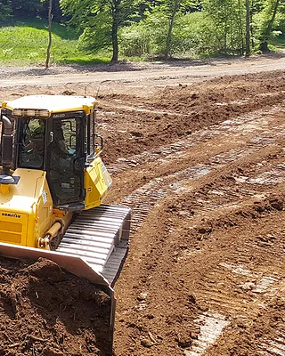 Zwei gelbe Bagger von Körtgen Bau