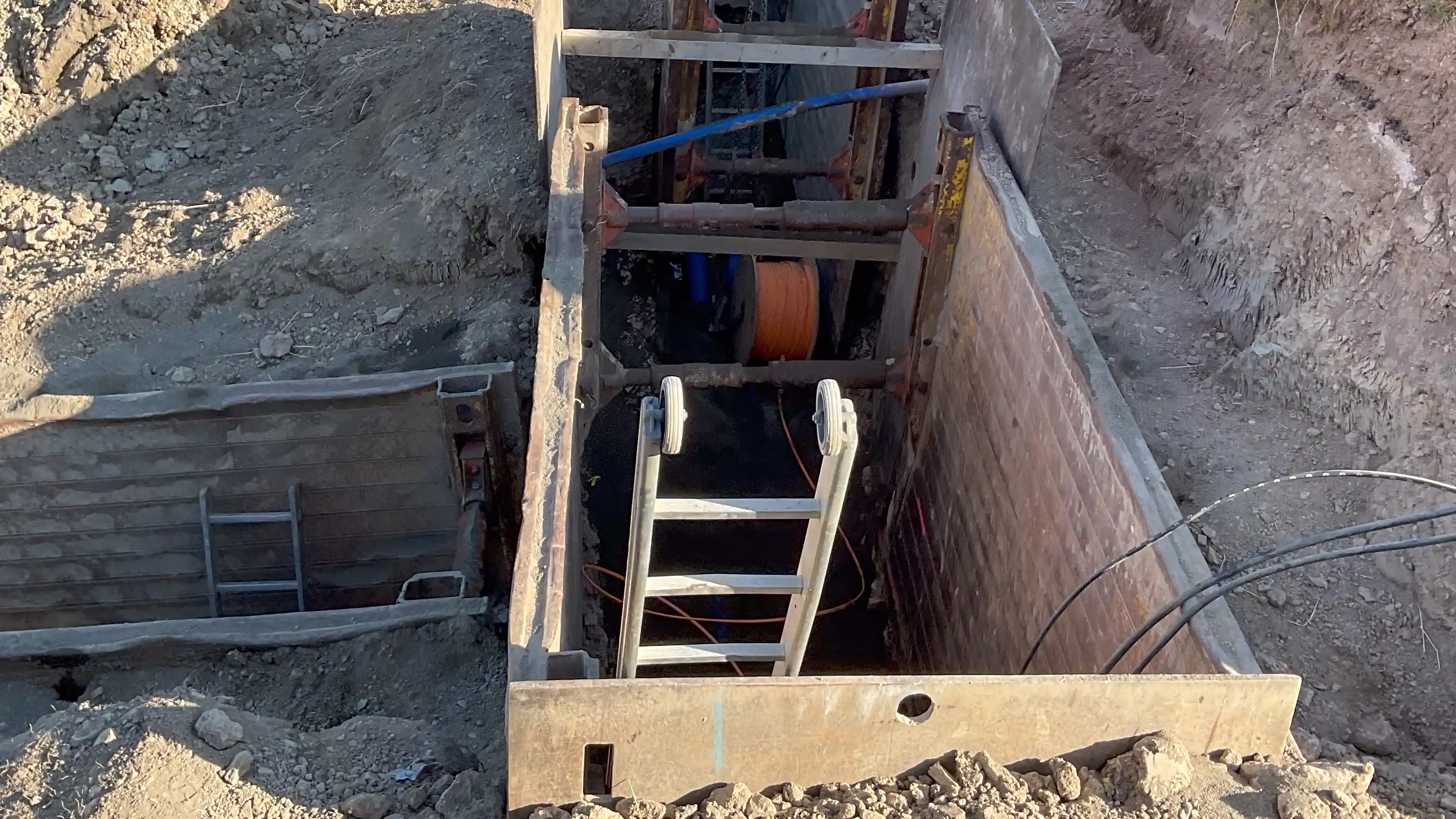 Rohrleitungsbau mit Schacht und Leiter