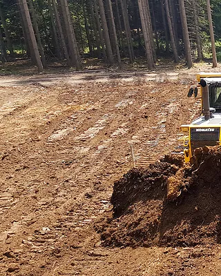 Zwei gelbe Bagger von Körtgen Bau