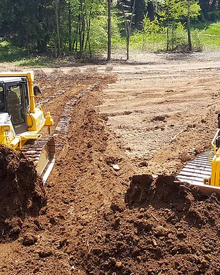 Zwei gelbe Bagger von Körtgen Bau