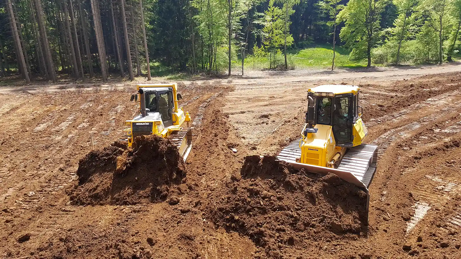 Zwei gelbe Bagger von Körtgen Bau